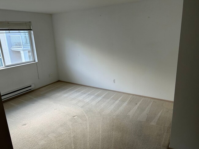 Building Photo - 2 Bed, 2 bath Condo w/garage in West Bay at The Lakes in Kent, $2550/mo.
