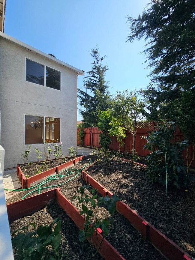 Building Photo - Spacious 4-bedroom, 2.5-bathroom house loc...