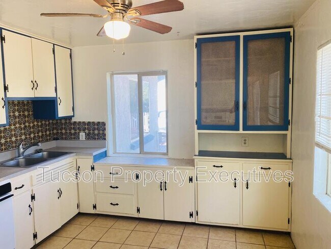 Building Photo - 443 E Delano St