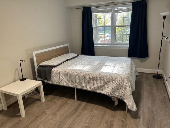 Building Photo - Exceptional Location 1 Bedroom 1 Bathroom Condo Newly remodeled