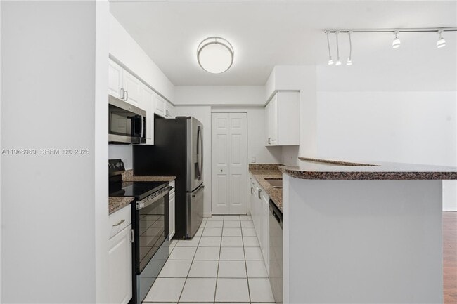 Building Photo - 1155 Brickell Bay Dr