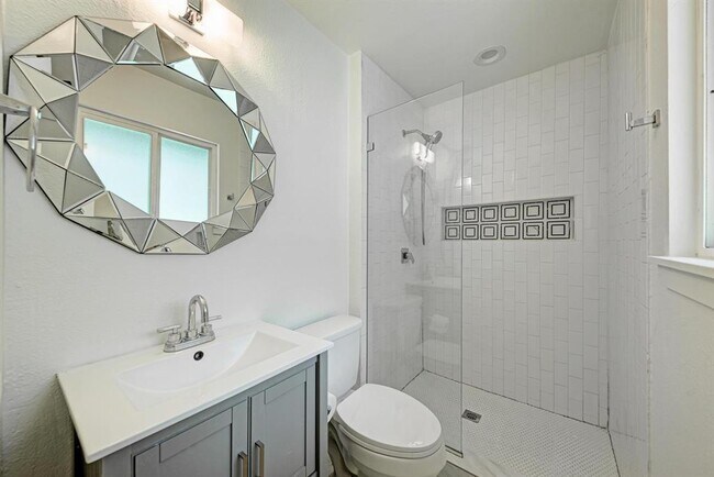 Building Photo - 6700 Kings Point