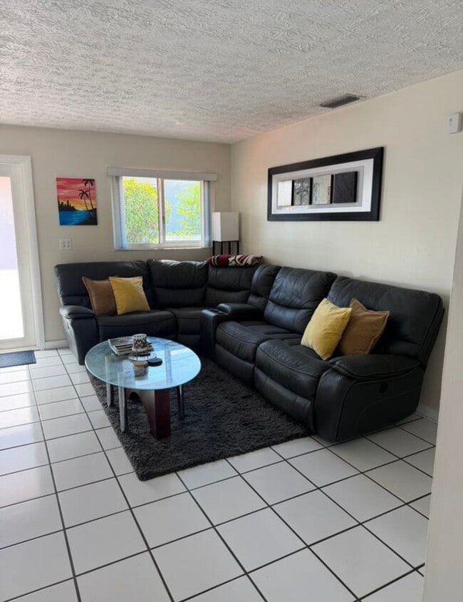 Building Photo - Private Bedroom w/ Private Bath in Spacious 1,100 Sq Ft Home – Prime Location