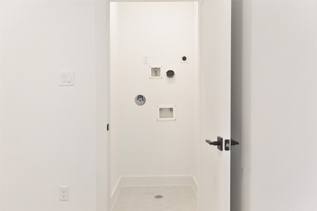 Building Photo - 1018A W 15th 1/2 St