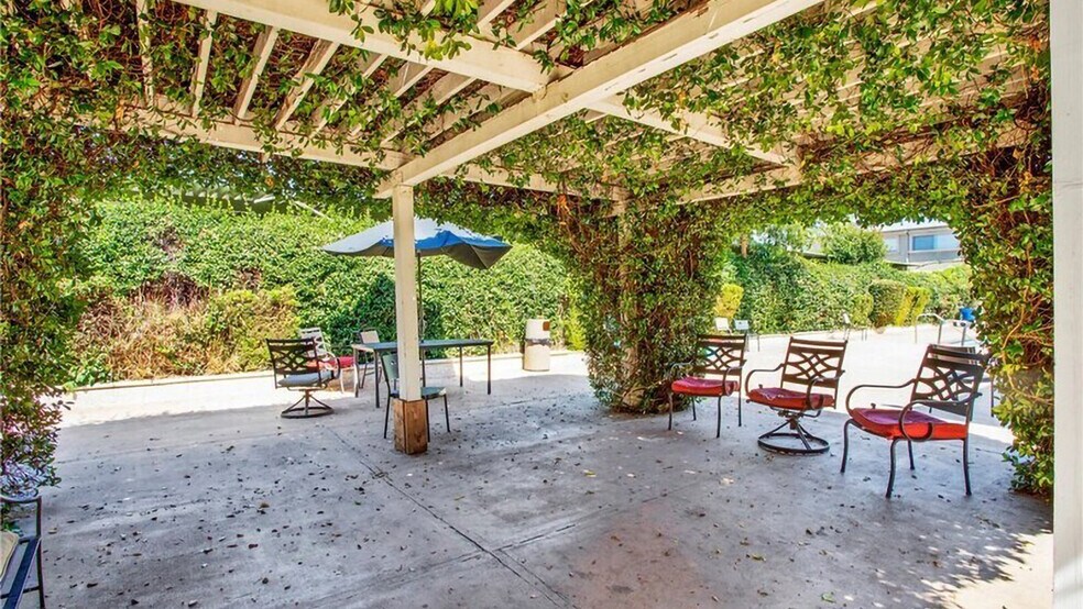 Building Photo - 20251 Cohasset St