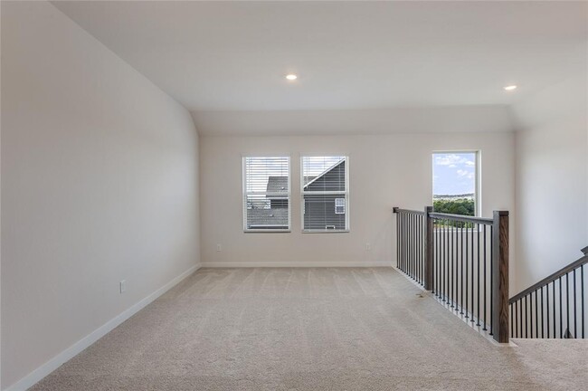 Building Photo - 261 Crater Lk Dr