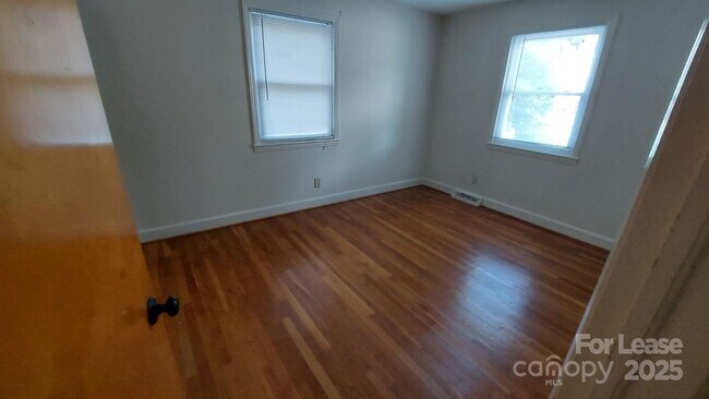 Building Photo - 3813 Selwyn Ave