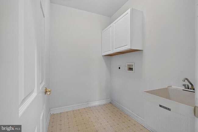 Building Photo - 16 Oak Leaf Ln
