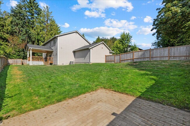 Building Photo - **Move-In Special** Stunning 4 bed, 2.5 bath home with 3 car garage & fully fenced yard!