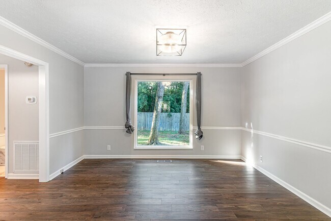 Building Photo - Beautifully maintained and move-in ready 3BR/2.5BA