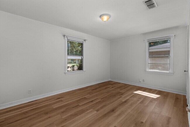 Building Photo - 826 Martha Ln