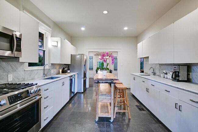 Building Photo - 1402 Windsor Rd