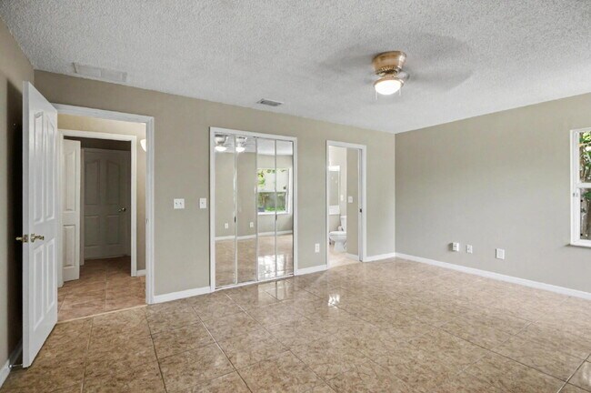 Building Photo - Charming Rental on Quiet Cul-de-Sac!