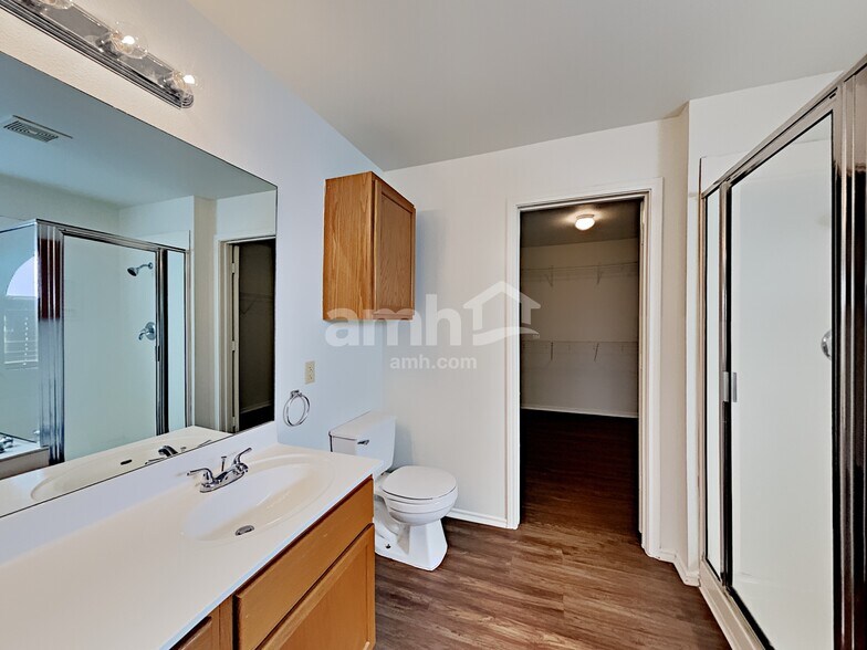 Building Photo - 2915 Encino Riv