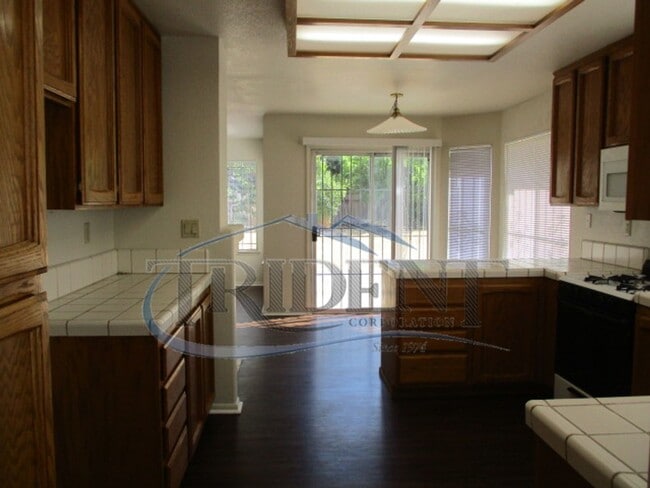 Building Photo - Large 4 bedroom, 3 bath house located on a large lot