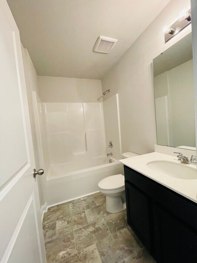 Building Photo - Gorgeous 4bed/3bath home w/ Fenced Yard in...