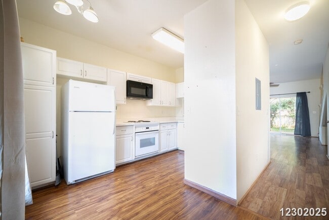 Building Photo - 2 Bd, 2.5 Ba, 2Pkg Pet Friendly  Village on the Green $2700