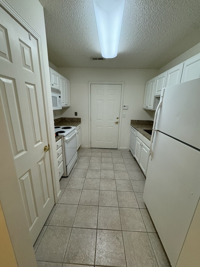 Building Photo - Move In READY! 2 bed 2 Bath with Garage! C...