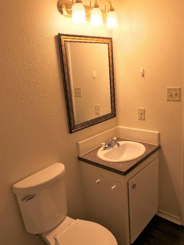 Building Photo - 1217 Oak Dr