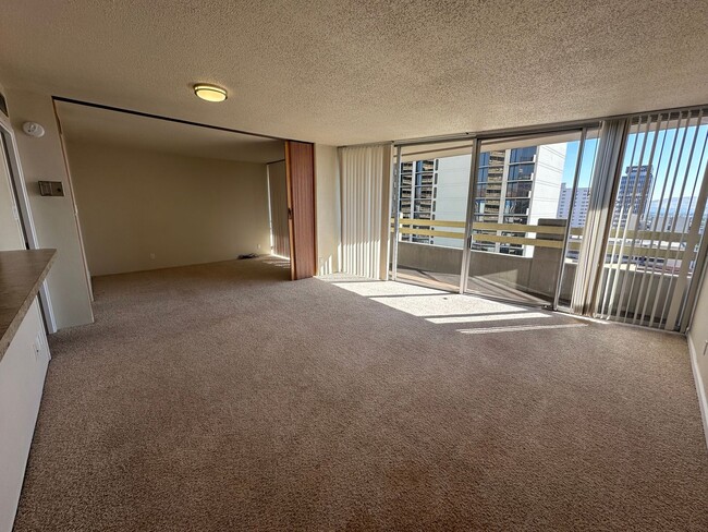 Building Photo - 1 bed, 1 bath in the heart of Downtown Reno!