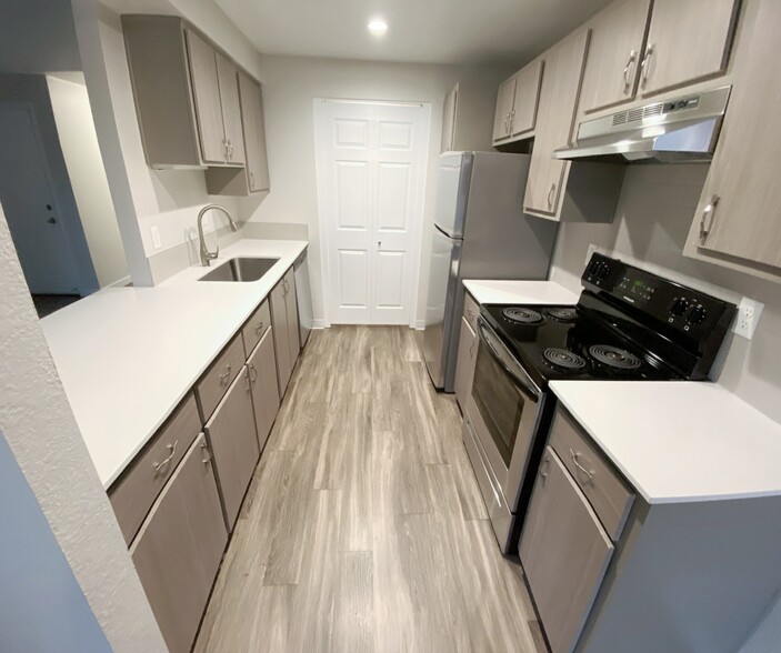 1x1 Large Kitchen & Laundry Room - Bull Mountain