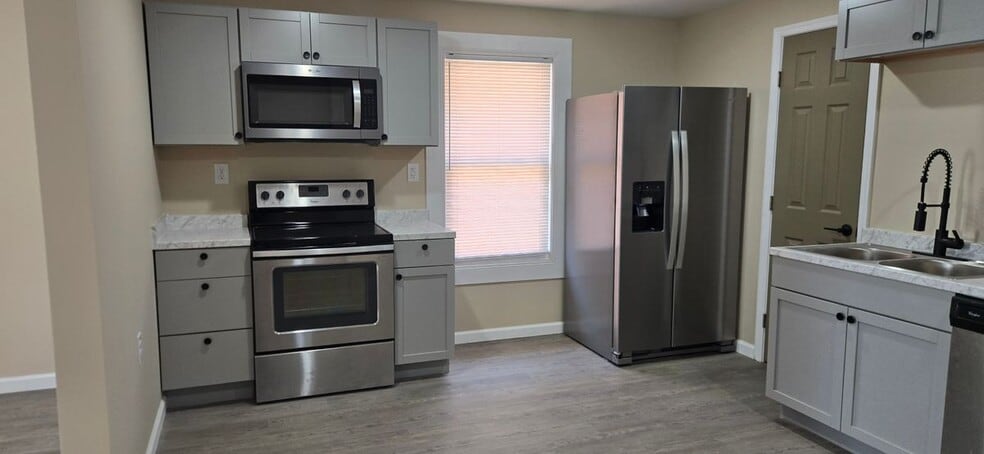 Building Photo - 26095 Shore Main Dr