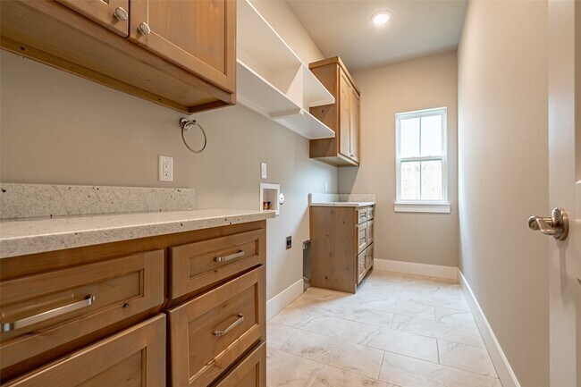 Building Photo - 2044 Salina Cir