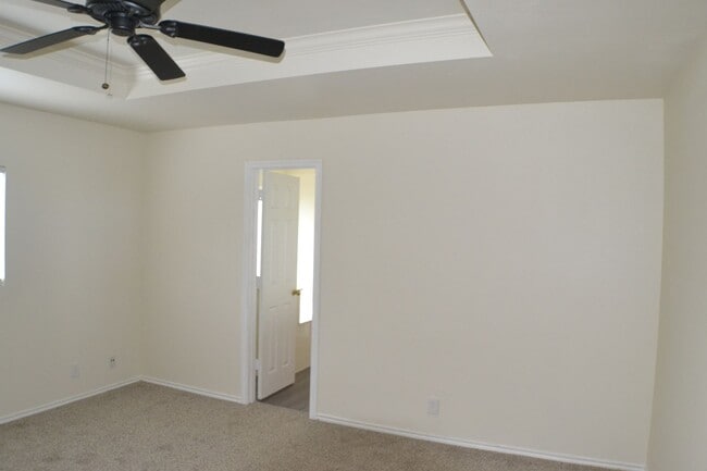 Building Photo - Beautiful 4 bedroom 3 bath 2 car garage ho...