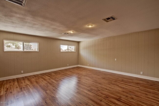 Building Photo - 1030 E Manhatton Dr