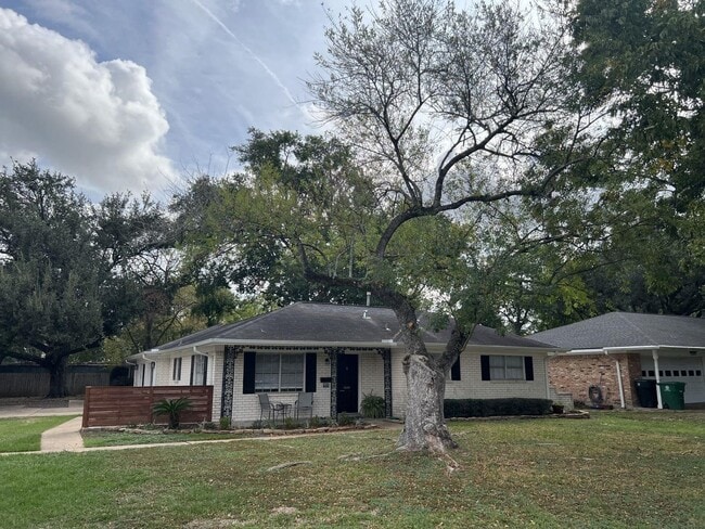 Building Photo - 1822 Pine Village Dr