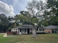 Building Photo - 1820 Pine Village Dr