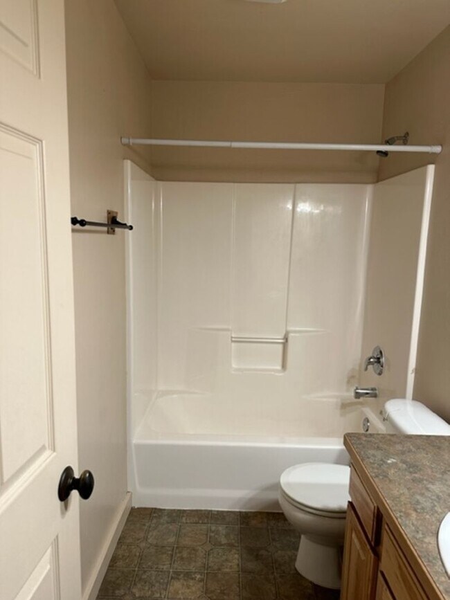 Building Photo - 923 Saxon Way