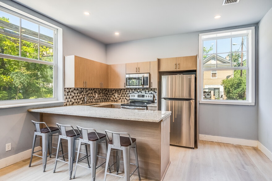 Building Photo - 602 E Victory Dr