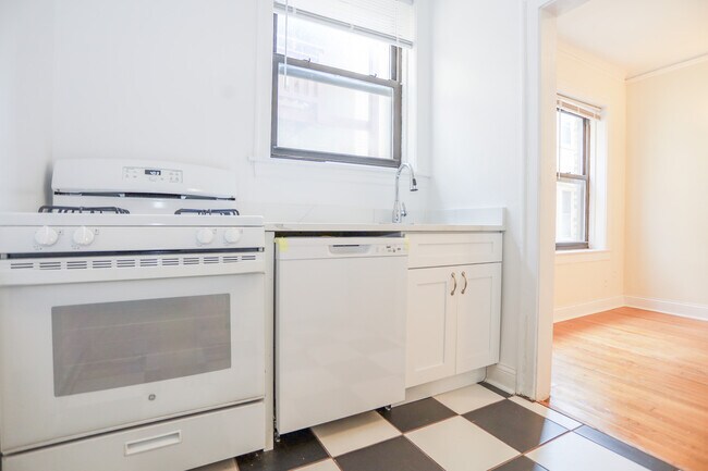 Building Photo - 2408 W Lunt Ave