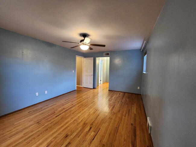 Building Photo - 720 Woodfield Dr