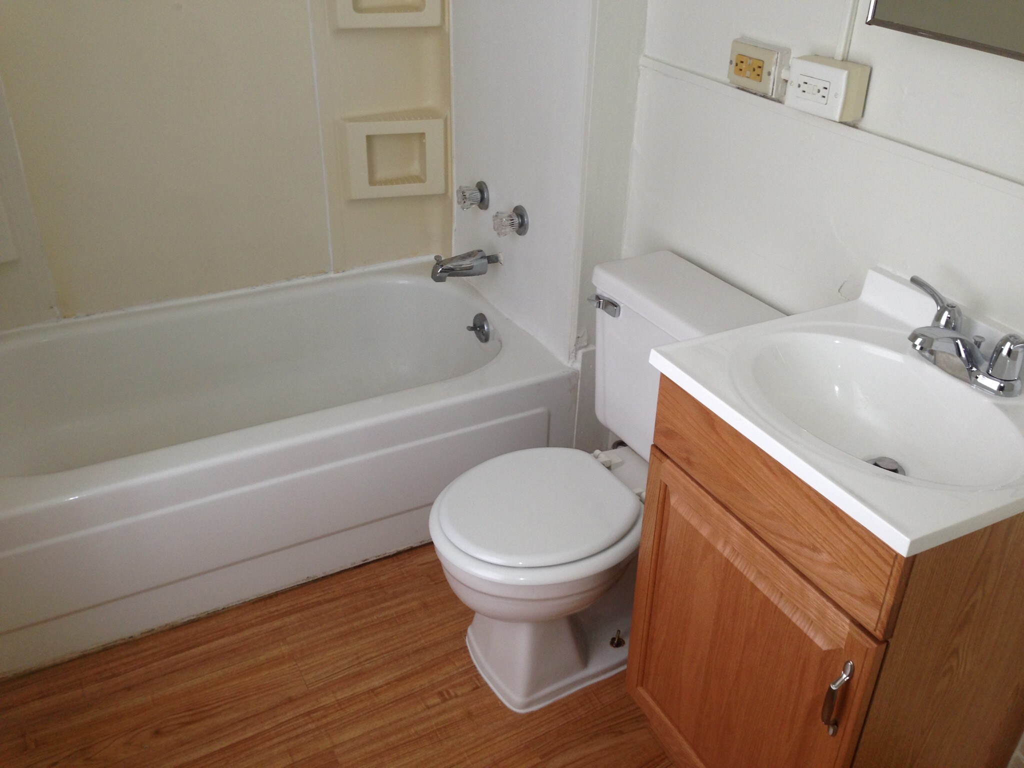 Building Photo - 526 E 7th St