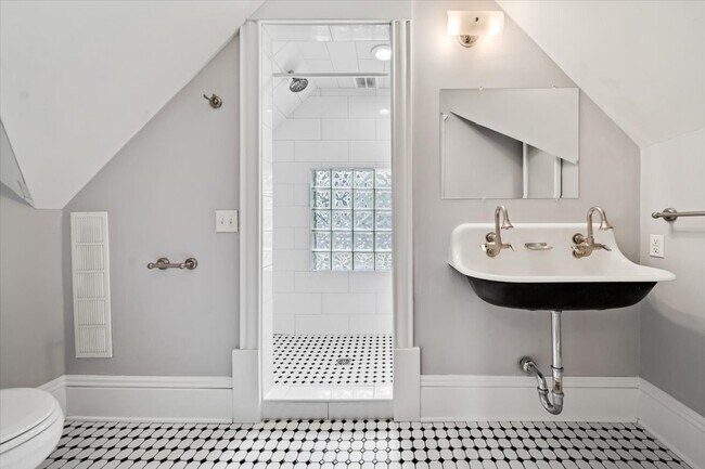 Building Photo - 3302 Harriet Ave