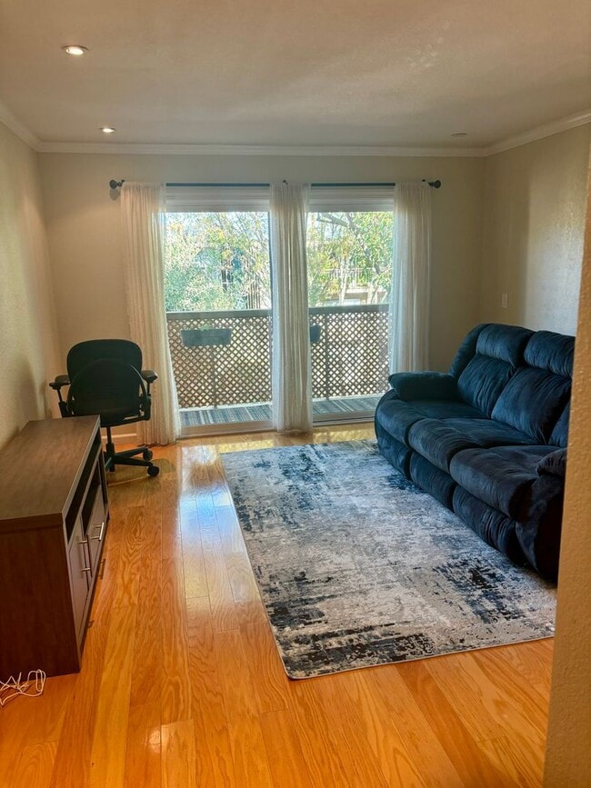 Building Photo - Light, Bright, Immaculate and lightly furnished 1 bd 1 ba condo in Walnut Creek- Keys Condo's
