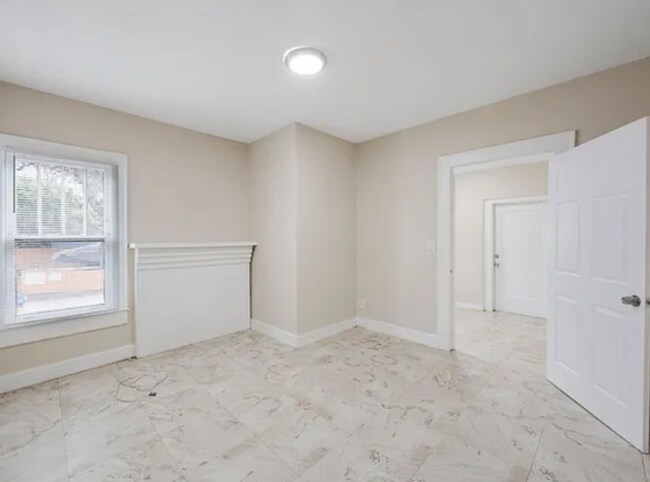 Building Photo - 548 Woodlawn St