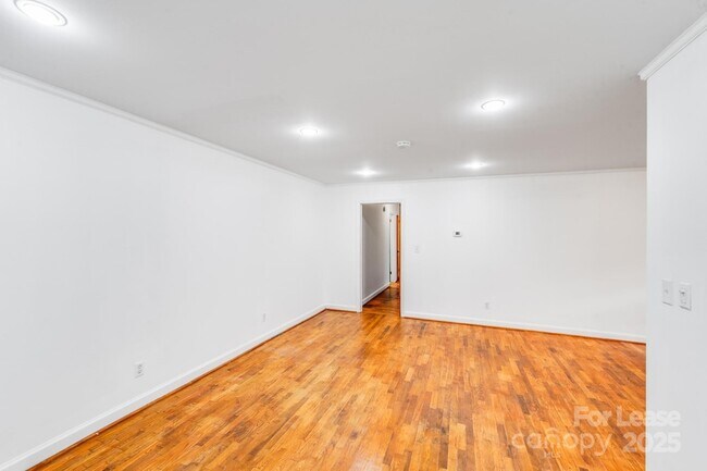 Building Photo - 405 W Harvie Ave
