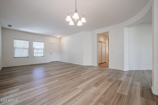 Building Photo - 811 E Kapasi Ln