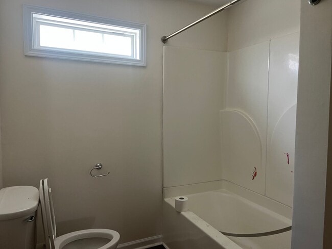 Building Photo - Very Nice 4 bedroom near Tri Cities Airpor...