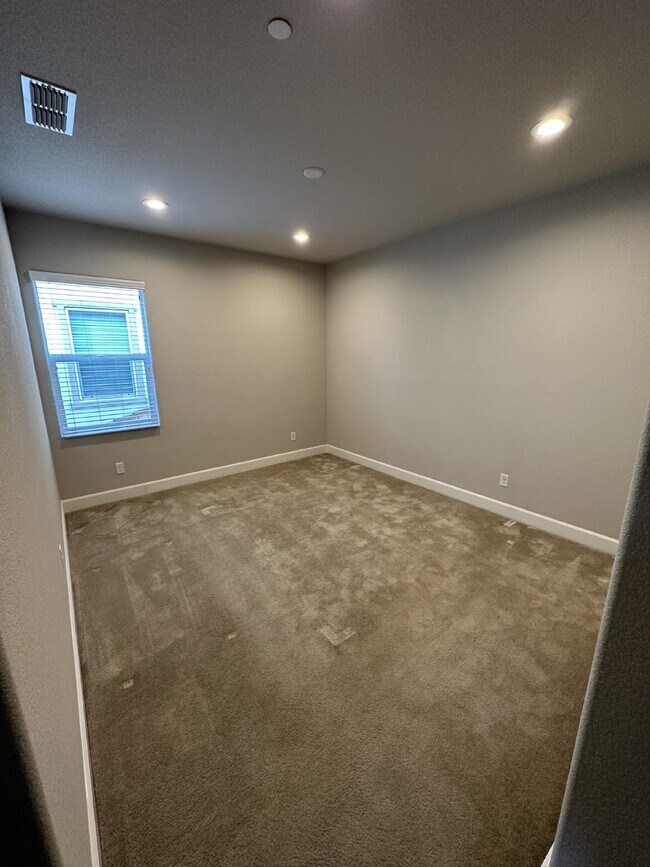 Building Photo - Gorgeous like new 4 bedroom 3 bath home located in Promontory