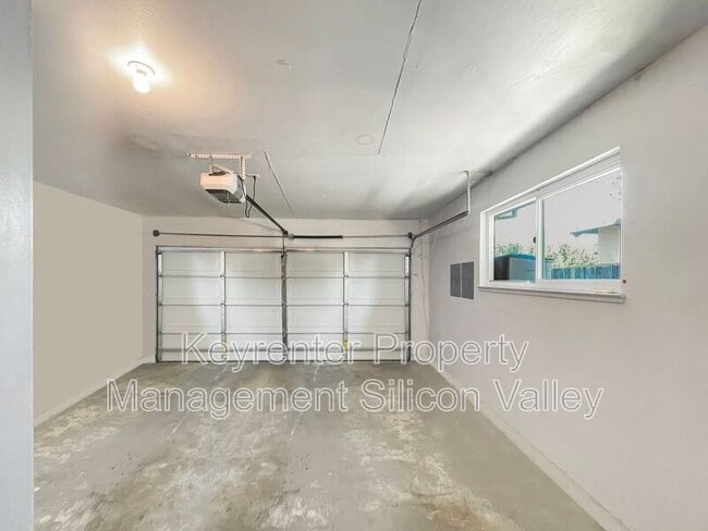 Building Photo - 139 Locksunart Way