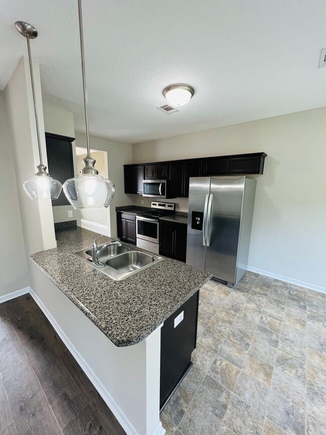 Building Photo - AVAILABLE NOW!