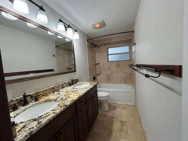 Building Photo - Spacious and Perfectly located 4/2 home in...