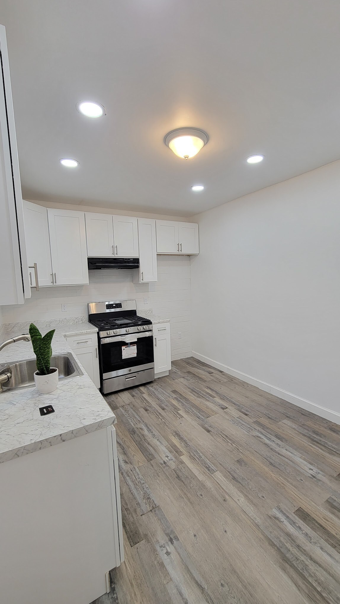 Building Photo - 7411 Park Ave