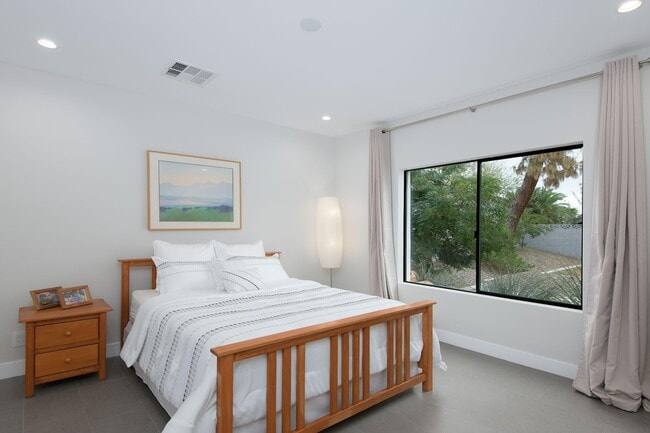 Building Photo - 2423 E Lincoln Cir