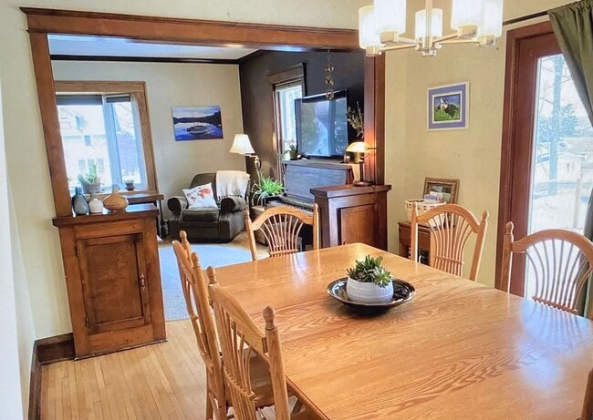 Building Photo - AVAILABLE APRIL - 3 BED 1 BATH