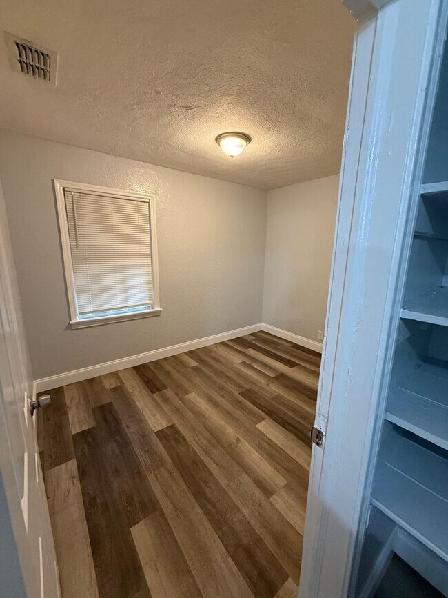 Building Photo - Fully Renovated 2/1 + Bonus Room Single Family Available Now!